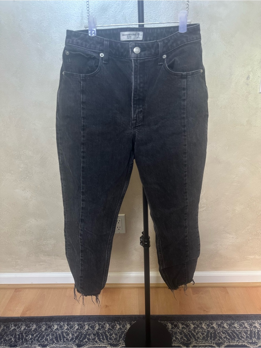 Abercrombie & Fitch Black The Mom High Rise Jeans with Raw Hem sz 28 curve love